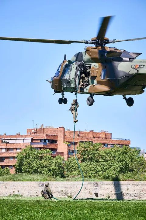 El Mando de Tropas de Montaña 'Roncesvalles' organiza una serie de actividades para celebrar el Día de la Fuerzas Armadas en Navarra con exhibiciones, muestra de material y vehículos y una exposición fotográfica. PABLO LASAOSA