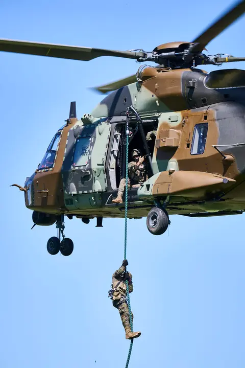 El Mando de Tropas de Montaña 'Roncesvalles' organiza una serie de actividades para celebrar el Día de la Fuerzas Armadas en Navarra con exhibiciones, muestra de material y vehículos y una exposición fotográfica. PABLO LASAOSA