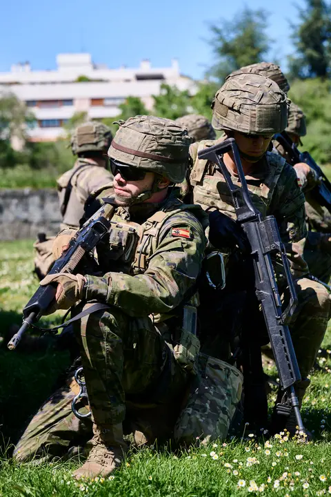 El Mando de Tropas de Montaña 'Roncesvalles' organiza una serie de actividades para celebrar el Día de la Fuerzas Armadas en Navarra con exhibiciones, muestra de material y vehículos y una exposición fotográfica. PABLO LASAOSA
