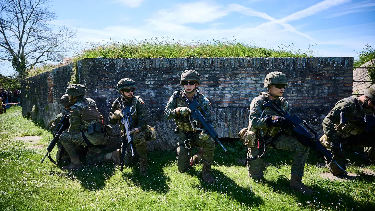 El Mando de Tropas de Montaña 'Roncesvalles' organiza una serie de actividades para celebrar el Día de la Fuerzas Armadas en Navarra con exhibiciones, muestra de material y vehículos y una exposición fotográfica. PABLO LASAOSA