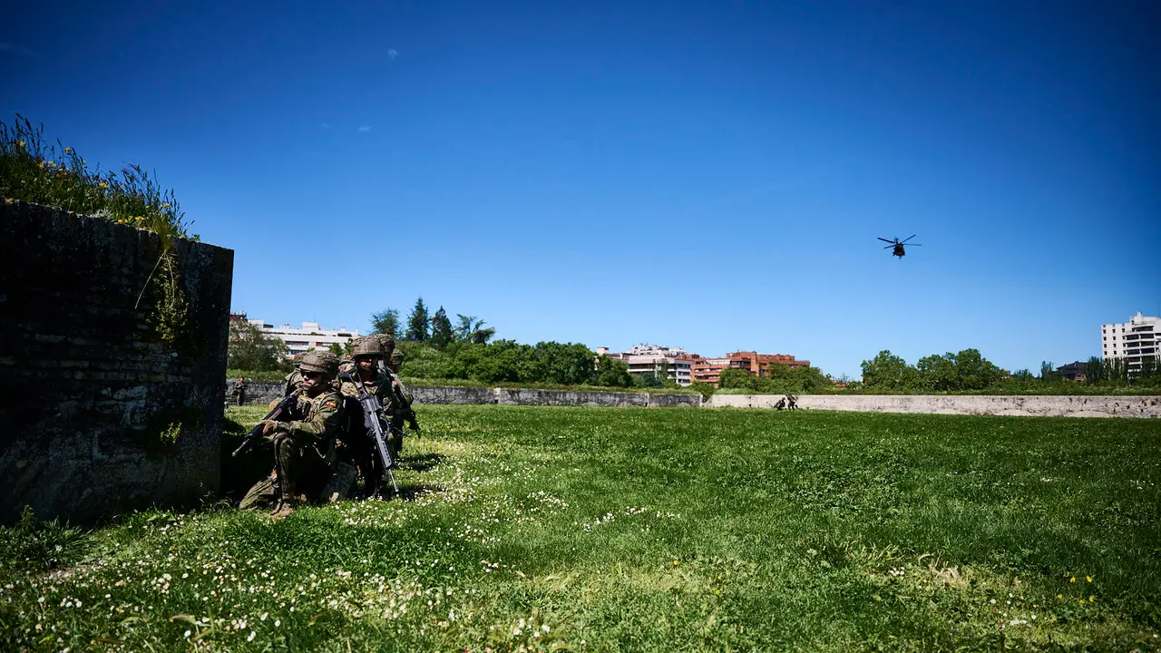 El Mando de Tropas de Montaña 'Roncesvalles' organiza una serie de actividades para celebrar el Día de la Fuerzas Armadas en Navarra con exhibiciones, muestra de material y vehículos y una exposición fotográfica. PABLO LASAOSA