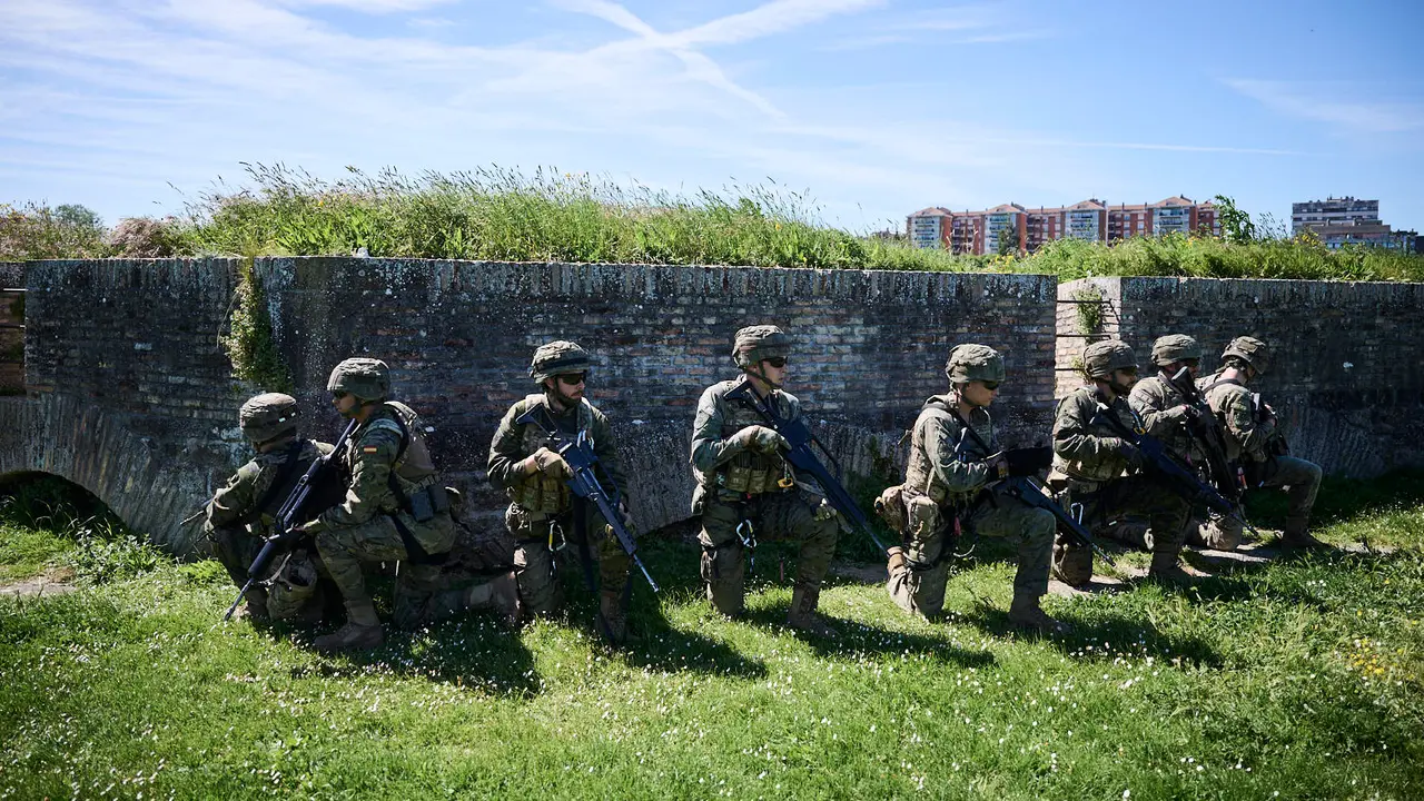 El Mando de Tropas de Montaña 'Roncesvalles' organiza una serie de actividades para celebrar el Día de la Fuerzas Armadas en Navarra con exhibiciones, muestra de material y vehículos y una exposición fotográfica. PABLO LASAOSA