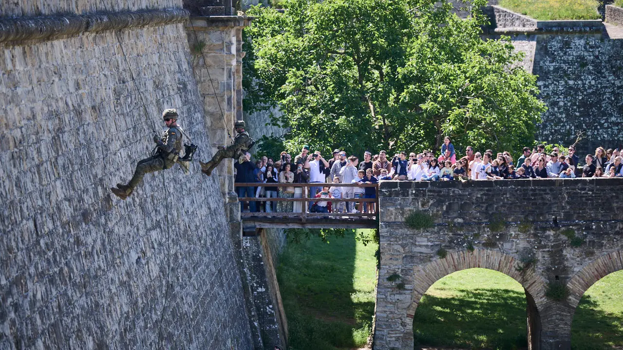 El Mando de Tropas de Montaña 'Roncesvalles' organiza una serie de actividades para celebrar el Día de la Fuerzas Armadas en Navarra con exhibiciones, muestra de material y vehículos y una exposición fotográfica. PABLO LASAOSA