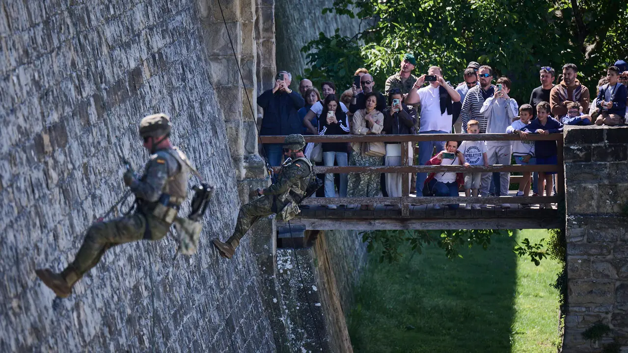 El Mando de Tropas de Montaña 'Roncesvalles' organiza una serie de actividades para celebrar el Día de la Fuerzas Armadas en Navarra con exhibiciones, muestra de material y vehículos y una exposición fotográfica. PABLO LASAOSA