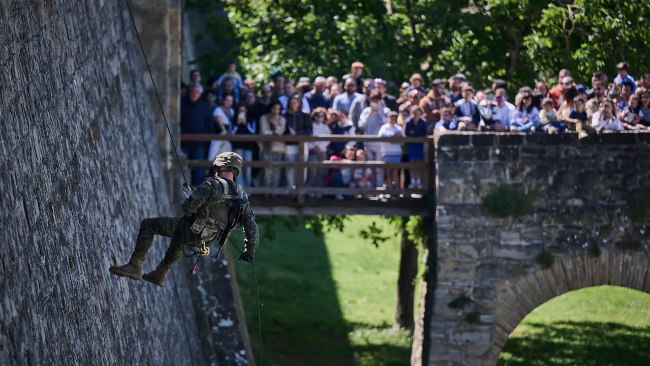 El Mando de Tropas de Montaña 'Roncesvalles' organiza una serie de actividades para celebrar el Día de la Fuerzas Armadas en Navarra con exhibiciones, muestra de material y vehículos y una exposición fotográfica. PABLO LASAOSA