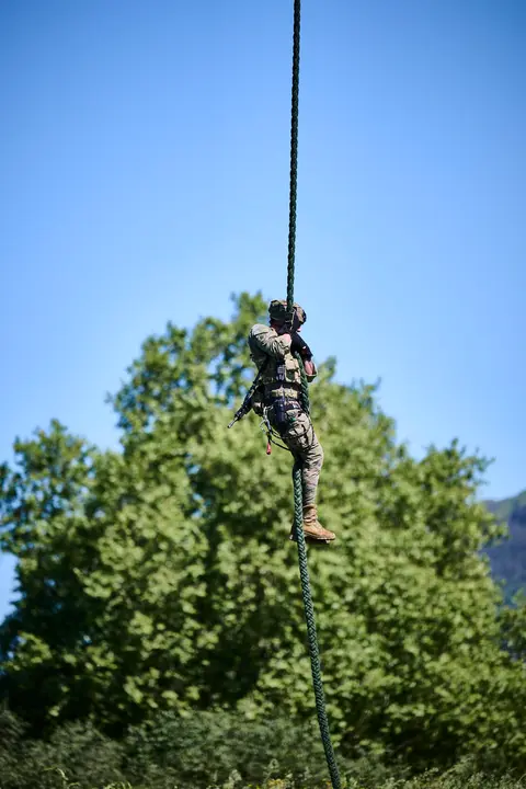 El Mando de Tropas de Montaña 'Roncesvalles' organiza una serie de actividades para celebrar el Día de la Fuerzas Armadas en Navarra con exhibiciones, muestra de material y vehículos y una exposición fotográfica. PABLO LASAOSA