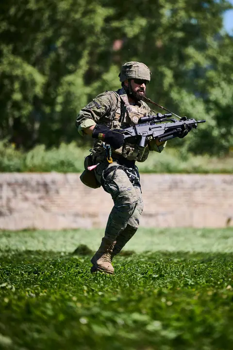 El Mando de Tropas de Montaña 'Roncesvalles' organiza una serie de actividades para celebrar el Día de la Fuerzas Armadas en Navarra con exhibiciones, muestra de material y vehículos y una exposición fotográfica. PABLO LASAOSA