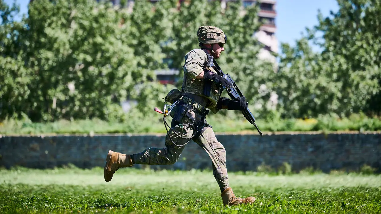 El Mando de Tropas de Montaña 'Roncesvalles' organiza una serie de actividades para celebrar el Día de la Fuerzas Armadas en Navarra con exhibiciones, muestra de material y vehículos y una exposición fotográfica. PABLO LASAOSA