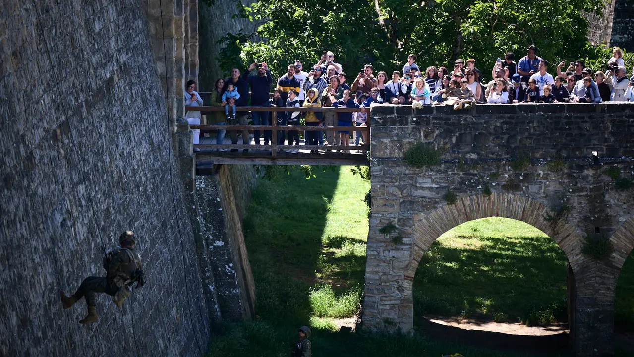 El Mando de Tropas de Montaña 'Roncesvalles' organiza una serie de actividades para celebrar el Día de la Fuerzas Armadas en Navarra con exhibiciones, muestra de material y vehículos y una exposición fotográfica. PABLO LASAOSA