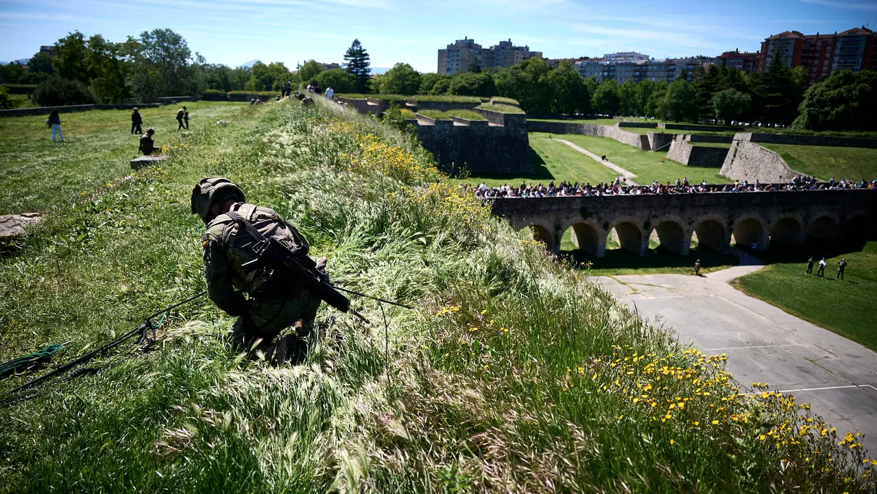 El Mando de Tropas de Montaña 'Roncesvalles' organiza una serie de actividades para celebrar el Día de la Fuerzas Armadas en Navarra con exhibiciones, muestra de material y vehículos y una exposición fotográfica. PABLO LASAOSA
