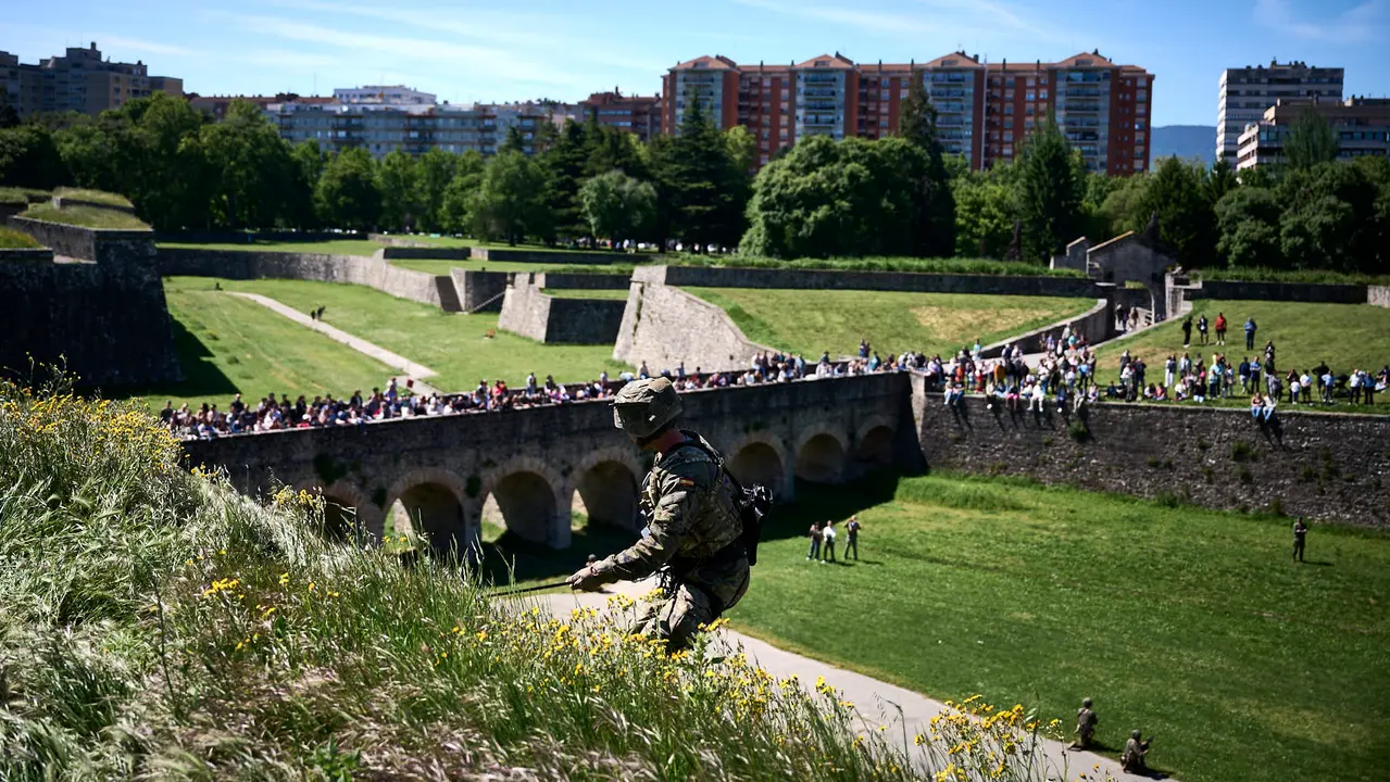 El Mando de Tropas de Montaña 'Roncesvalles' organiza una serie de actividades para celebrar el Día de la Fuerzas Armadas en Navarra con exhibiciones, muestra de material y vehículos y una exposición fotográfica. PABLO LASAOSA