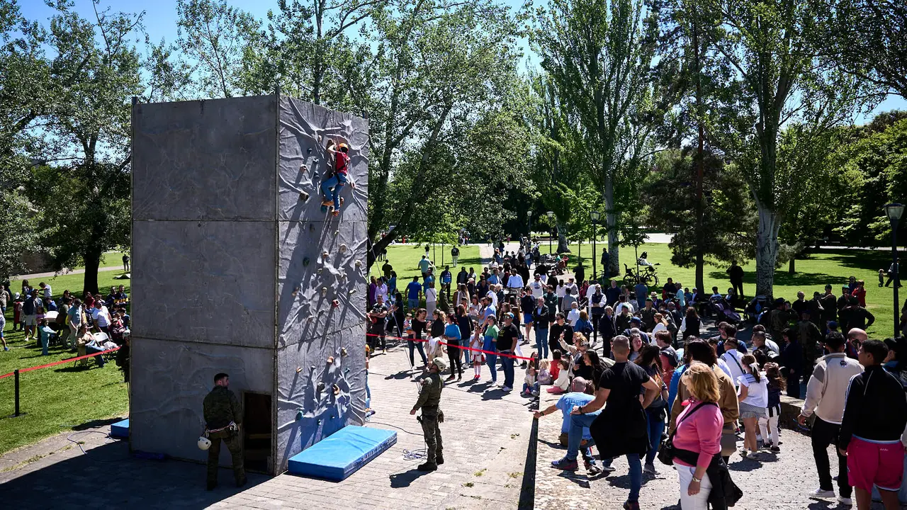 El Mando de Tropas de Montaña 'Roncesvalles' organiza una serie de actividades para celebrar el Día de la Fuerzas Armadas en Navarra con exhibiciones, muestra de material y vehículos y una exposición fotográfica. PABLO LASAOSA