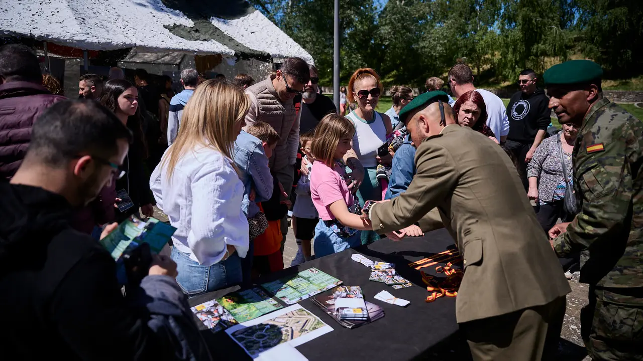 El Mando de Tropas de Montaña 'Roncesvalles' organiza una serie de actividades para celebrar el Día de la Fuerzas Armadas en Navarra con exhibiciones, muestra de material y vehículos y una exposición fotográfica. PABLO LASAOSA