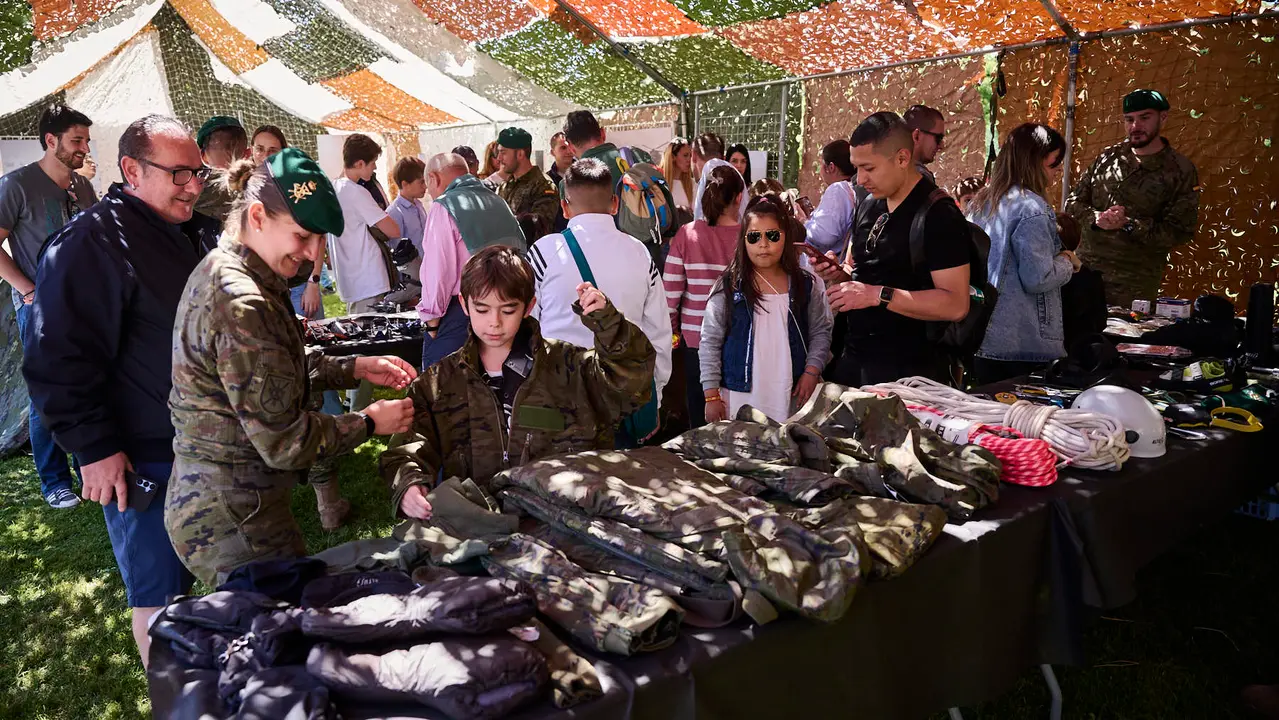 El Mando de Tropas de Montaña 'Roncesvalles' organiza una serie de actividades para celebrar el Día de la Fuerzas Armadas en Navarra con exhibiciones, muestra de material y vehículos y una exposición fotográfica. PABLO LASAOSA