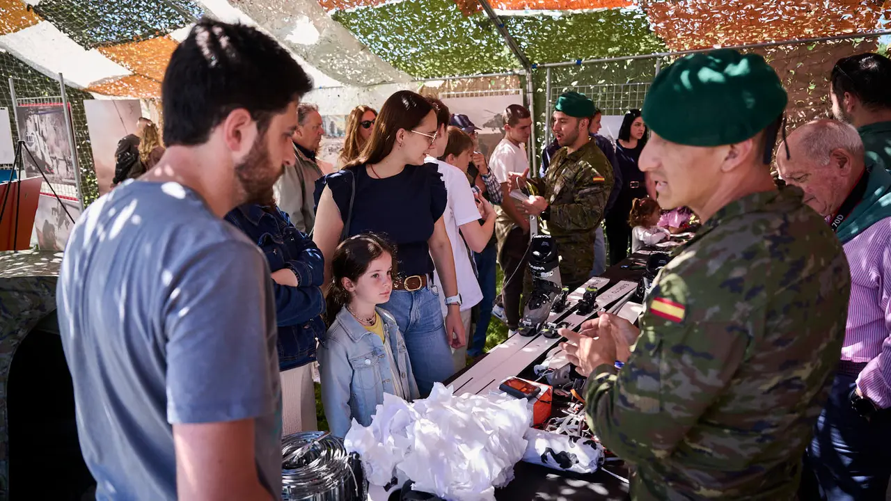 El Mando de Tropas de Montaña 'Roncesvalles' organiza una serie de actividades para celebrar el Día de la Fuerzas Armadas en Navarra con exhibiciones, muestra de material y vehículos y una exposición fotográfica. PABLO LASAOSA