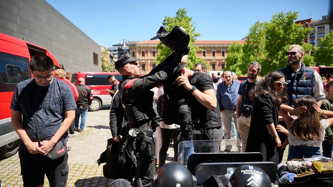 Jornada de puertas abiertas de Policía Foral con exhibiciones del Grupo de guías caninos y el Grupo de Intervenciones Especiales GIE. PABLO LASAOSA