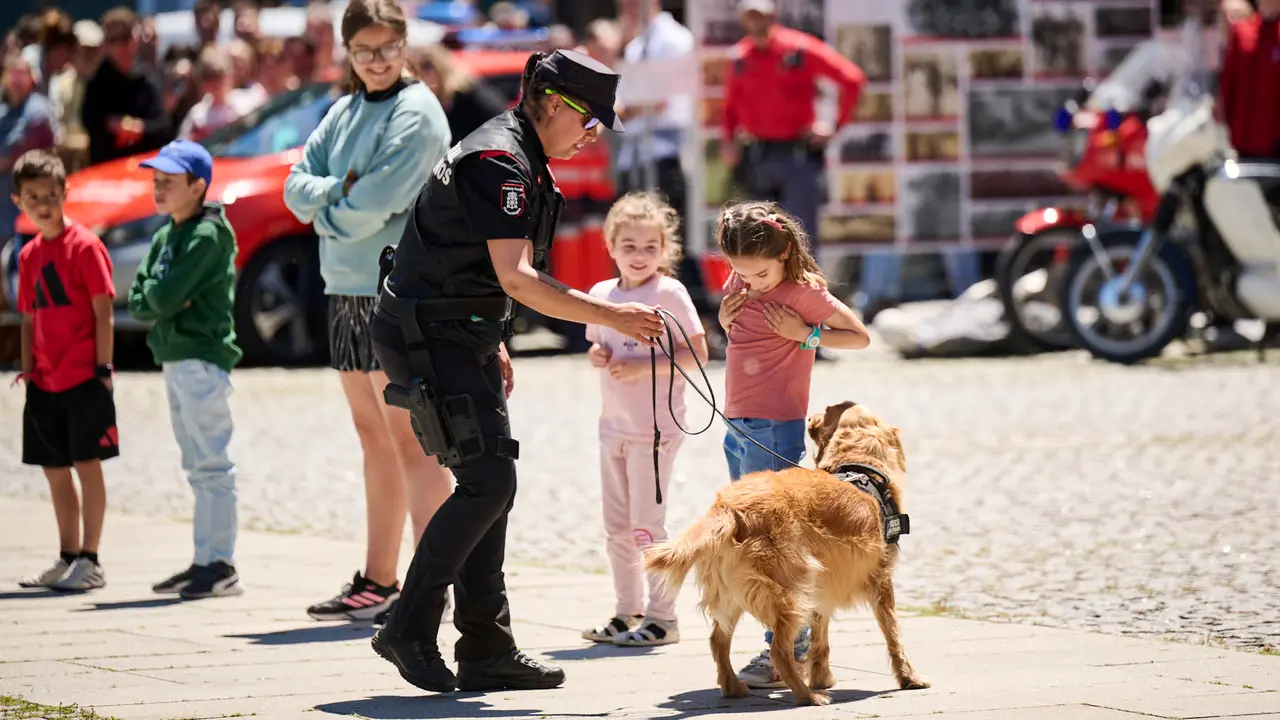 Jornada de puertas abiertas de Policía Foral con exhibiciones del Grupo de guías caninos y el Grupo de Intervenciones Especiales GIE. PABLO LASAOSA