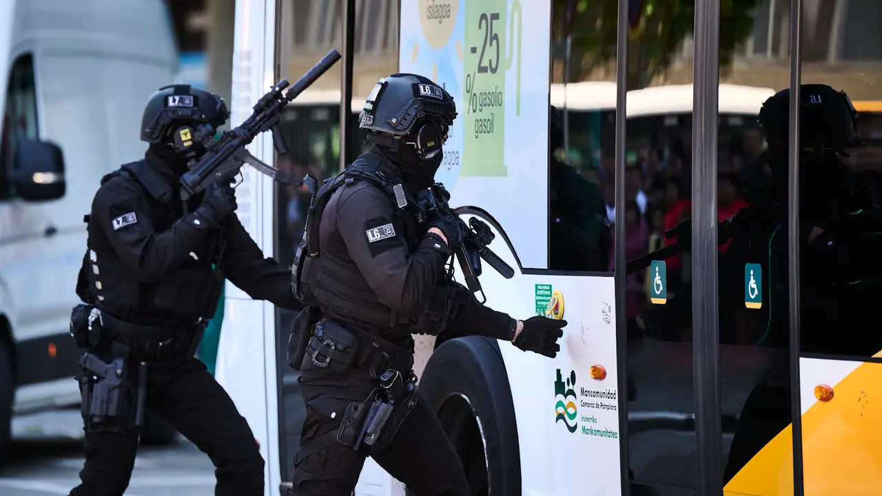 Jornada de puertas abiertas de Policía Foral con exhibiciones del Grupo de guías caninos y el Grupo de Intervenciones Especiales GIE. PABLO LASAOSA