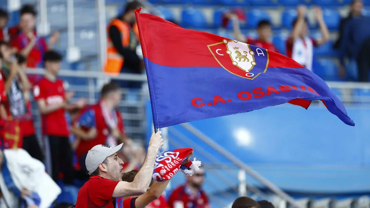 La afición navarra anima a los jugadores rojillos en la grada del estadio de Mendizorroza. CA Osasuna.