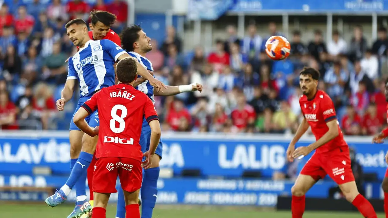Balón aéreo en disputa durante el choque ante el Alavés en el estadio de Mendizorroza. CA Osasuna.