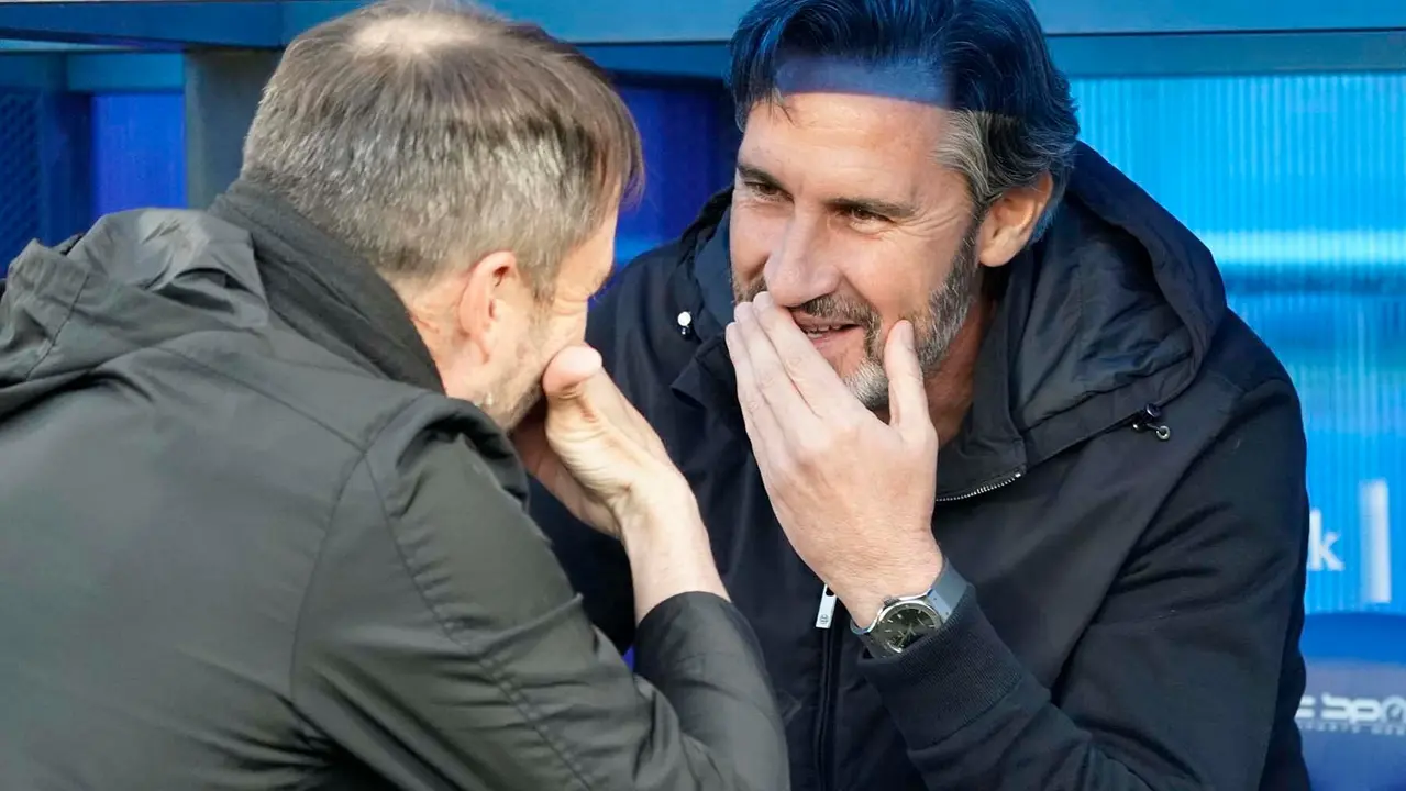 Los entrenadores de Osasuna, Vicente Moreno (i), y Alavés, Eduardo Coudet, antes del partido de la última jornada de LaLiga EA Sports que Deportivo Alavés y CA Osasuna disputan este sábado en el estadio de Mendizorroza. EFE/L. Rico