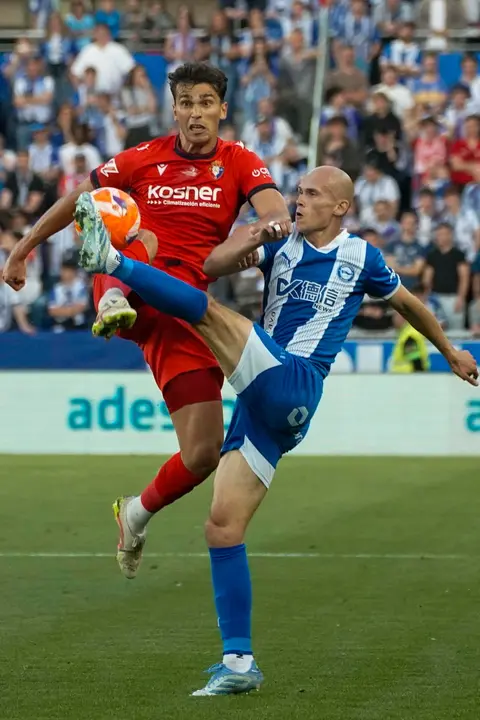 El centrocampista del Alavés Jon Guridi pelea un balón ante el centrocampista del Osasuna Pablo Ibáñez (i) este sábado, durante el partido de la jornada 38 de LaLiga EA Sports, entre el Alavés y el Osasuna, en el estadio de Mendizorroza. EFE/ L. Rico
