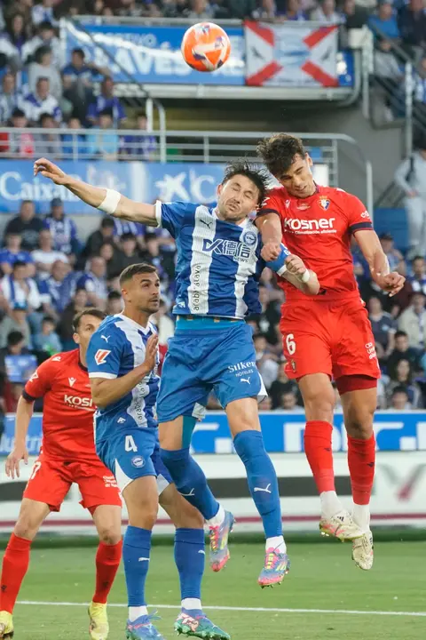 El defensa del Alavés Facundo Garcés (2d) pelea un balón ante el centrocampista del Osasuna Lucas Torró (d) este sábado, durante el partido de la jornada 38 de LaLiga EA Sports, entre el Alavés y el Osasuna, en el estadio de Mendizorroza. EFE/ L. Rico