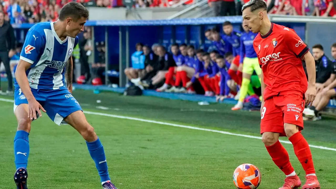 El defensa argentino del Alavés Nahuel Tenaglia pelea un balón ante el centrocampista del Osasuna Bryan Zaragoza (d) este sábado, durante el partido de la jornada 38 de LaLiga EA Sports, entre el Alavés y el Osasuna, en el estadio de Mendizorroza. EFE/ L. Rico