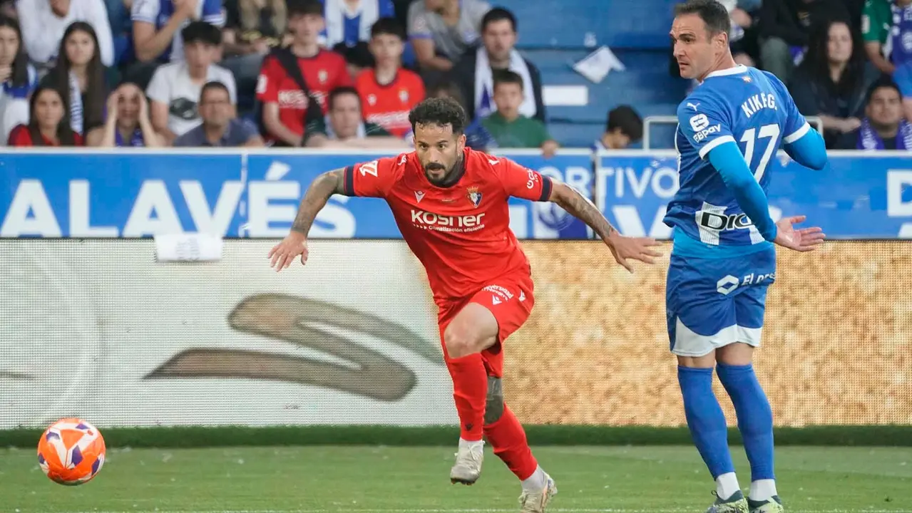 El delantero del Alavés Kike García pelea un balón ante el centrocampista del Osasuna Rubén García (i) este sábado, durante el partido de la jornada 38 de LaLiga EA Sports, entre el Alavés y el Osasuna, en el estadio de Mendizorroza. EFE/ L. Rico