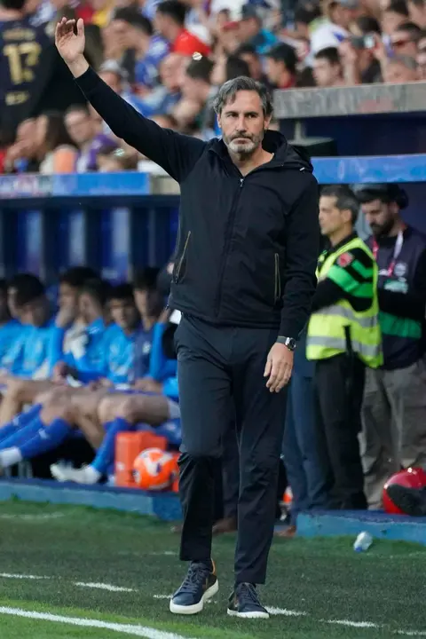 El entrenador de Osasuna, Vicente Moreno, durante el partido de la última jornada de LaLiga EA Sports que Deportivo Alavés y CA Osasuna disputan este sábado en el estadio de Mendizorroza. EFE/L. Rico