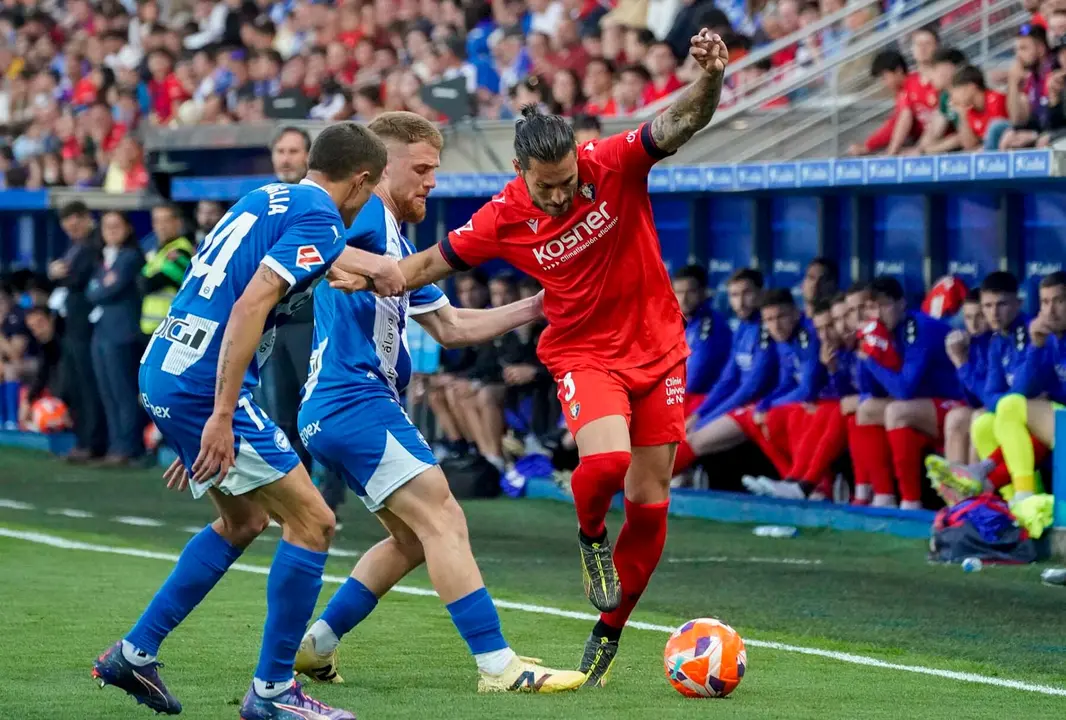 El extremo del Alavés Carlos Vicente (2i) pelea un balón ante el defensa del Osasuna Juan Cruz Álvaro Armada (d) este sábado, durante el partido de la jornada 38 de LaLiga EA Sports, entre el Alavés y el Osasuna, en el estadio de Mendizorroza. EFE/ L. Rico