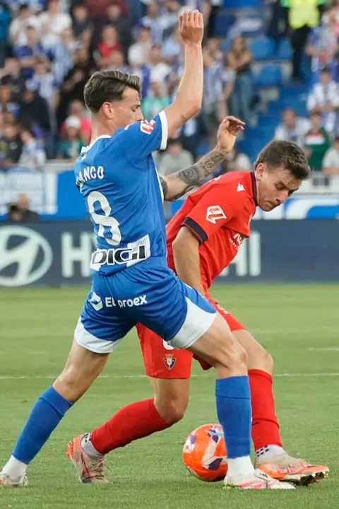 El centrocampista del Alavés Antonio Blanco pelea un balón ante el centrocampista del Osasuna Pablo Ibáñez (d) este sábado, durante el partido de la jornada 38 de LaLiga EA Sports, entre el Alavés y el Osasuna, en el estadio de Mendizorroza. EFE/ L. Rico