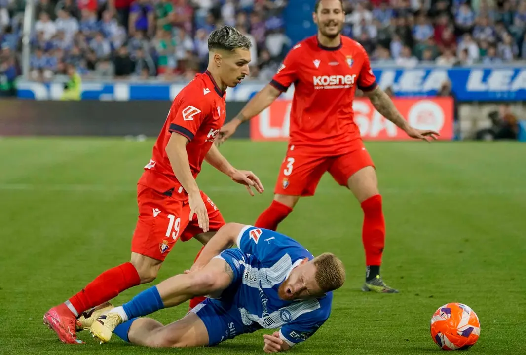 El extremo del Alavés Carlos Vicente pelea un balón ante el centrocampista del Osasuna Bryan Zaragoza (i) este sábado, durante el partido de la jornada 38 de LaLiga EA Sports, entre el Alavés y el Osasuna, en el estadio de Mendizorroza. EFE/ L. Rico
