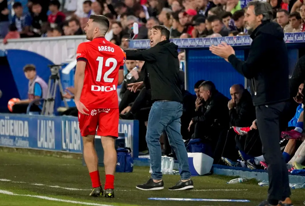 El entrenador del Alavés, Eduardo Coudet, este sábado, durante el partido de la jornada 38 de LaLiga EA Sports, entre el Alavés y el Osasuna, en el estadio de Mendizorroza. EFE/ L. Rico