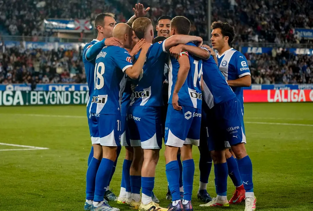 Los jugadores del Alavés celebran l primer gol del equipo anotado por Carlos Vicente este sábado, durante el partido de la jornada 38 de LaLiga EA Sports, entre el Alavés y el Osasuna, en el estadio de Mendizorroza. EFE/ L. Rico