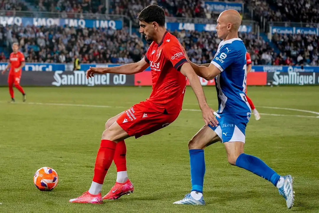 El centrocampista del Alavés Jon Guridi (d) presiona al defensa del Osasuna Alejandro Catena, este sábado, durante el partido de la jornada 38 de LaLiga EA Sports, entre el Alavés y el Osasuna, en el estadio de Mendizorroza. EFE/ L. Rico