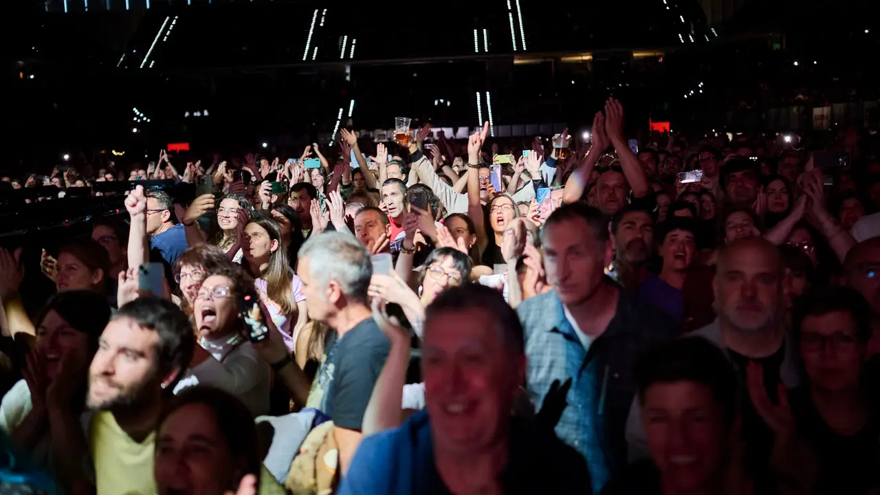 Amaral presenta su gira 'Dolce vita tour' en el Navarra Arena. PABLO LASAOSA