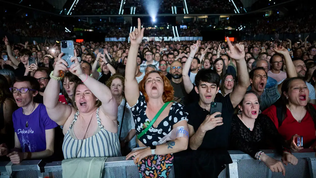 Amaral presenta su gira 'Dolce vita tour' en el Navarra Arena. PABLO LASAOSA