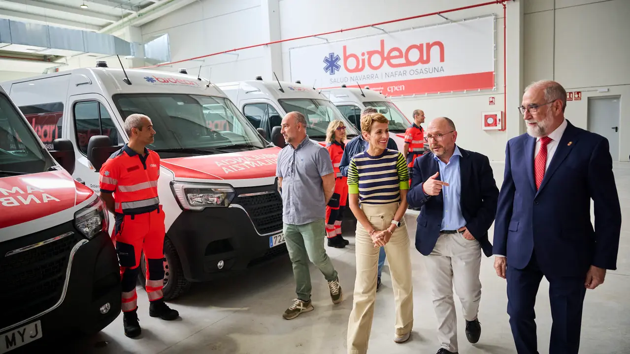 La presidenta de Navarra, María Chivite, el consejero de Salud, Fernando Domínguez, y el director gerente de Bidean, Alberto Lafuente participan en la presentación de la sociedad pública de Transporte Sanitario de Navarra, Bidean, que comenzará su actividad este sábado. PABLO LASAOSA