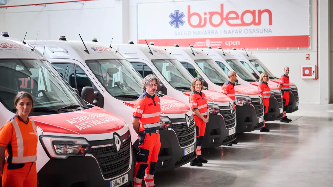 La presidenta de Navarra, María Chivite, el consejero de Salud, Fernando Domínguez, y el director gerente de Bidean, Alberto Lafuente participan en la presentación de la sociedad pública de Transporte Sanitario de Navarra, Bidean, que comenzará su actividad este sábado. PABLO LASAOSA