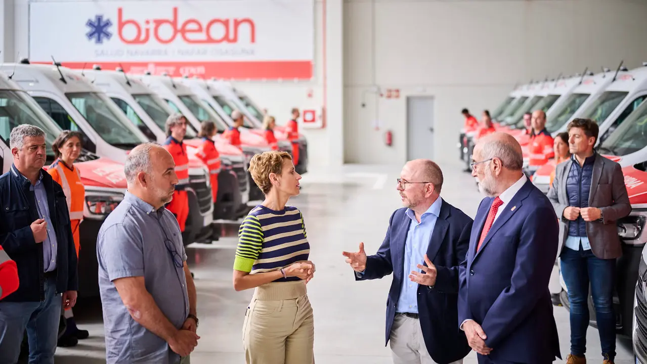 La presidenta de Navarra, María Chivite, el consejero de Salud, Fernando Domínguez, y el director gerente de Bidean, Alberto Lafuente participan en la presentación de la sociedad pública de Transporte Sanitario de Navarra, Bidean, que comenzará su actividad este sábado. PABLO LASAOSA
