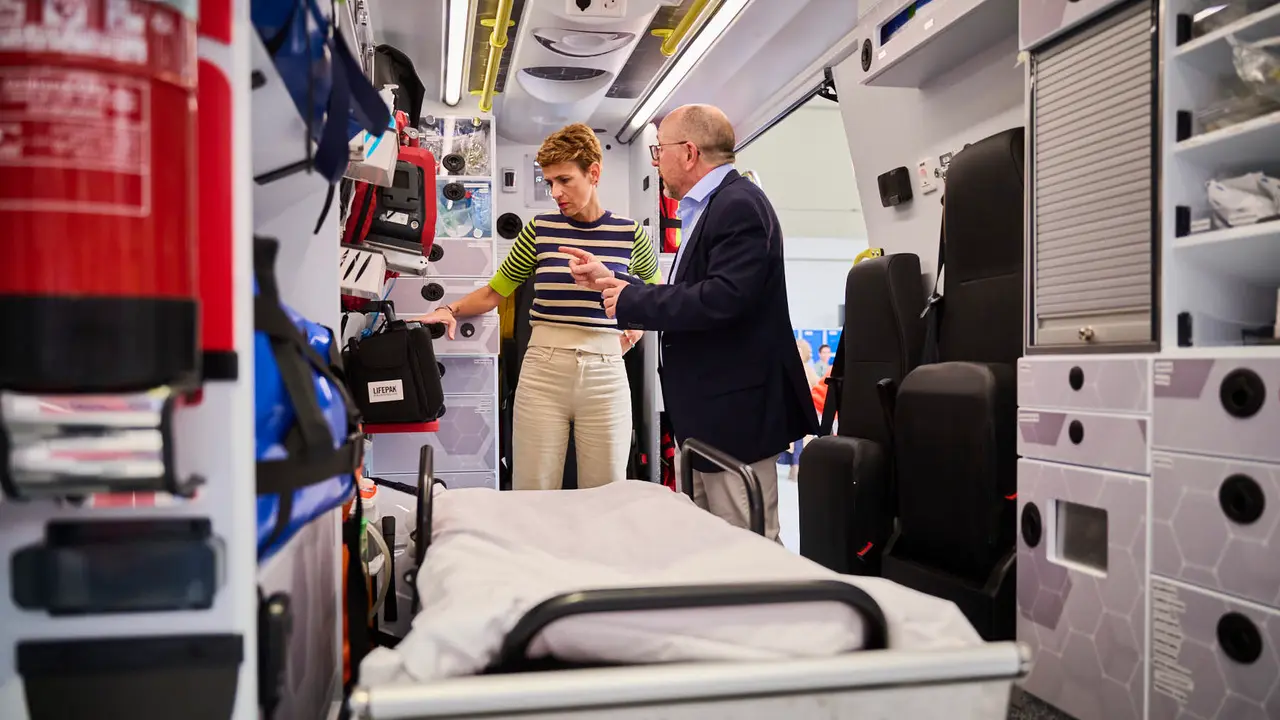 La presidenta de Navarra, María Chivite, el consejero de Salud, Fernando Domínguez, y el director gerente de Bidean, Alberto Lafuente participan en la presentación de la sociedad pública de Transporte Sanitario de Navarra, Bidean, que comenzará su actividad este sábado. PABLO LASAOSA