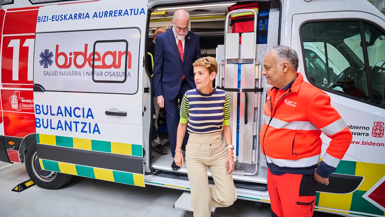 La presidenta de Navarra, María Chivite, el consejero de Salud, Fernando Domínguez, y el director gerente de Bidean, Alberto Lafuente participan en la presentación de la sociedad pública de Transporte Sanitario de Navarra, Bidean, que comenzará su actividad este sábado. PABLO LASAOSA