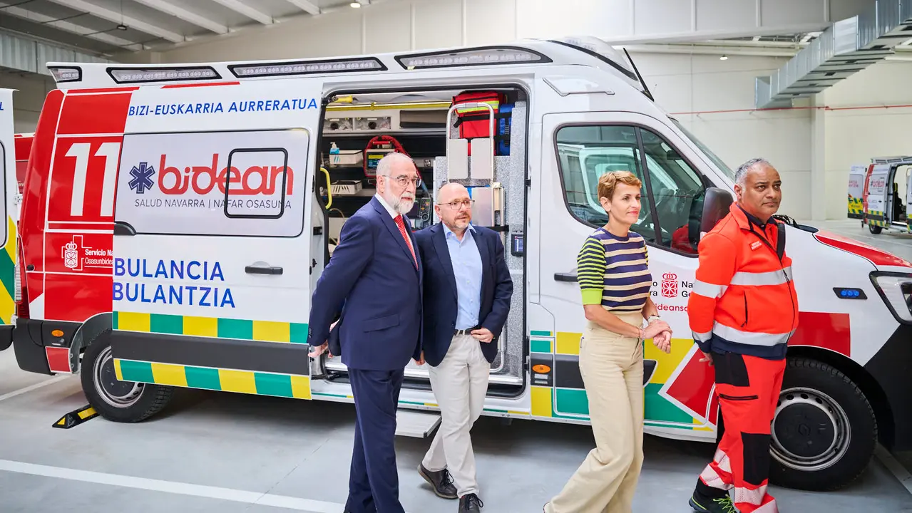 La presidenta de Navarra, María Chivite, el consejero de Salud, Fernando Domínguez, y el director gerente de Bidean, Alberto Lafuente participan en la presentación de la sociedad pública de Transporte Sanitario de Navarra, Bidean, que comenzará su actividad este sábado. PABLO LASAOSA