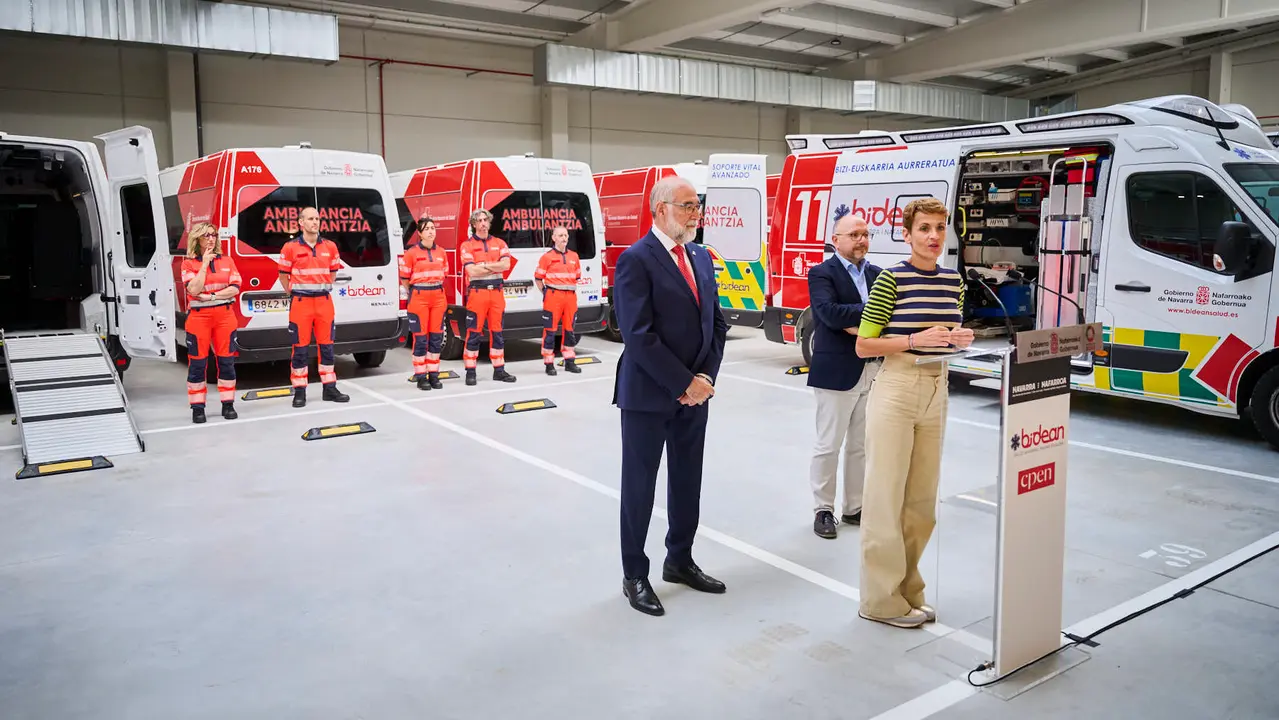 La presidenta de Navarra, María Chivite, el consejero de Salud, Fernando Domínguez, y el director gerente de Bidean, Alberto Lafuente participan en la presentación de la sociedad pública de Transporte Sanitario de Navarra, Bidean, que comenzará su actividad este sábado. PABLO LASAOSA