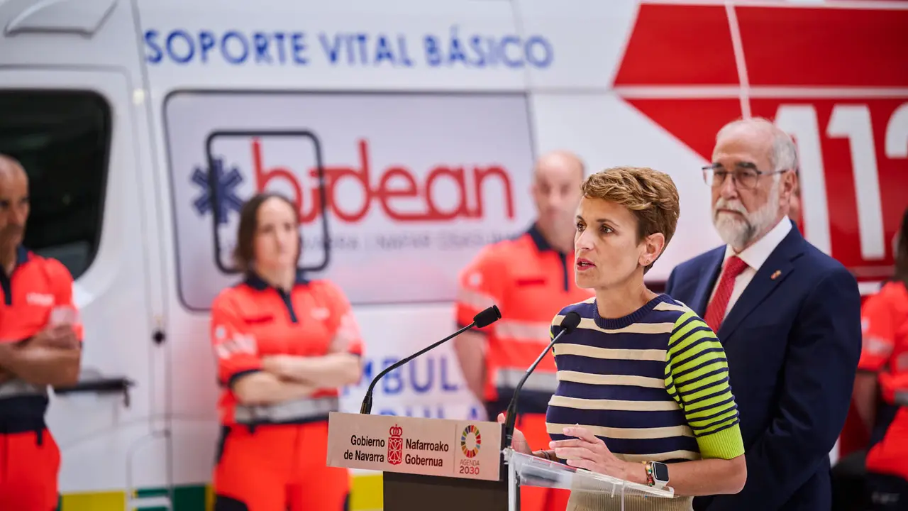 La presidenta de Navarra, María Chivite, el consejero de Salud, Fernando Domínguez, y el director gerente de Bidean, Alberto Lafuente participan en la presentación de la sociedad pública de Transporte Sanitario de Navarra, Bidean, que comenzará su actividad este sábado. PABLO LASAOSA