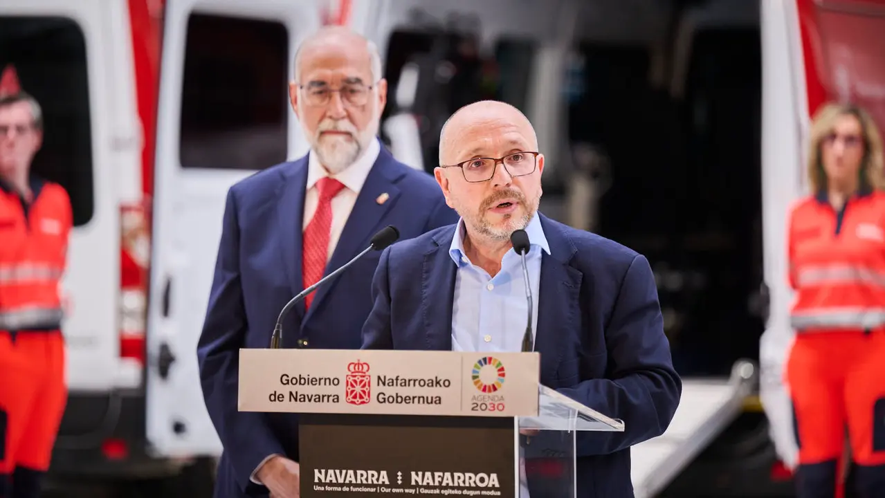 La presidenta de Navarra, María Chivite, el consejero de Salud, Fernando Domínguez, y el director gerente de Bidean, Alberto Lafuente participan en la presentación de la sociedad pública de Transporte Sanitario de Navarra, Bidean, que comenzará su actividad este sábado. PABLO LASAOSA