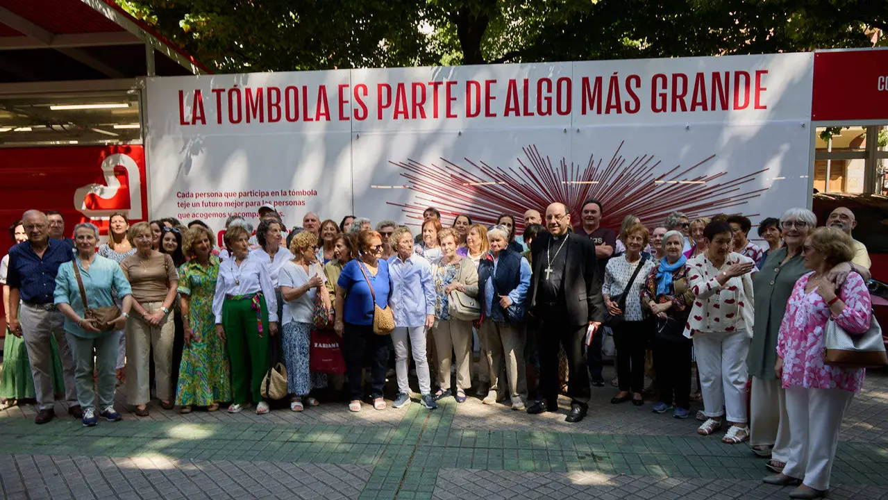 Inauguración de la Tómbola de Cáritas, en el paseo de Sarasate de Pamplona. IÑIGO ALZUGARAY