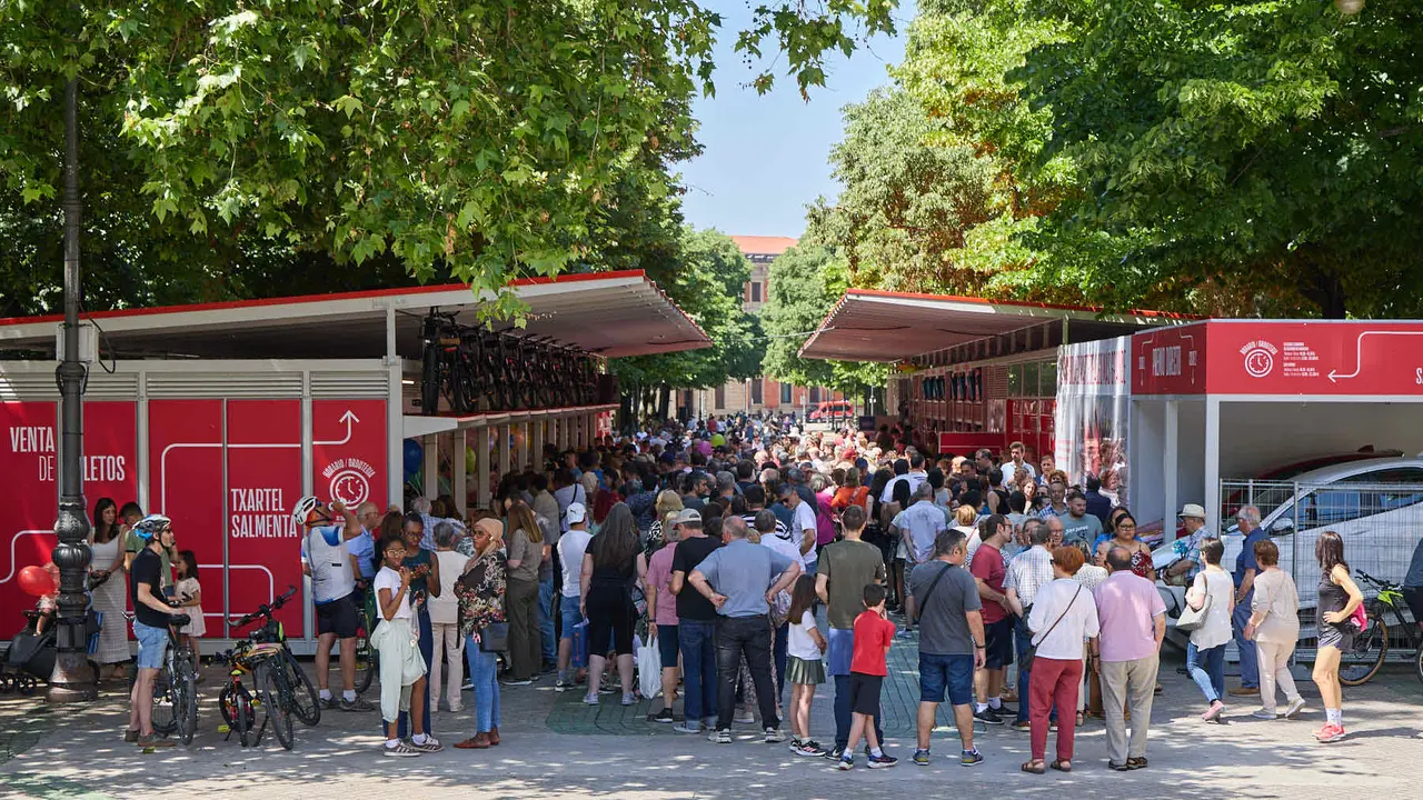 Inauguración de la Tómbola de Cáritas, en el paseo de Sarasate de Pamplona. IÑIGO ALZUGARAY