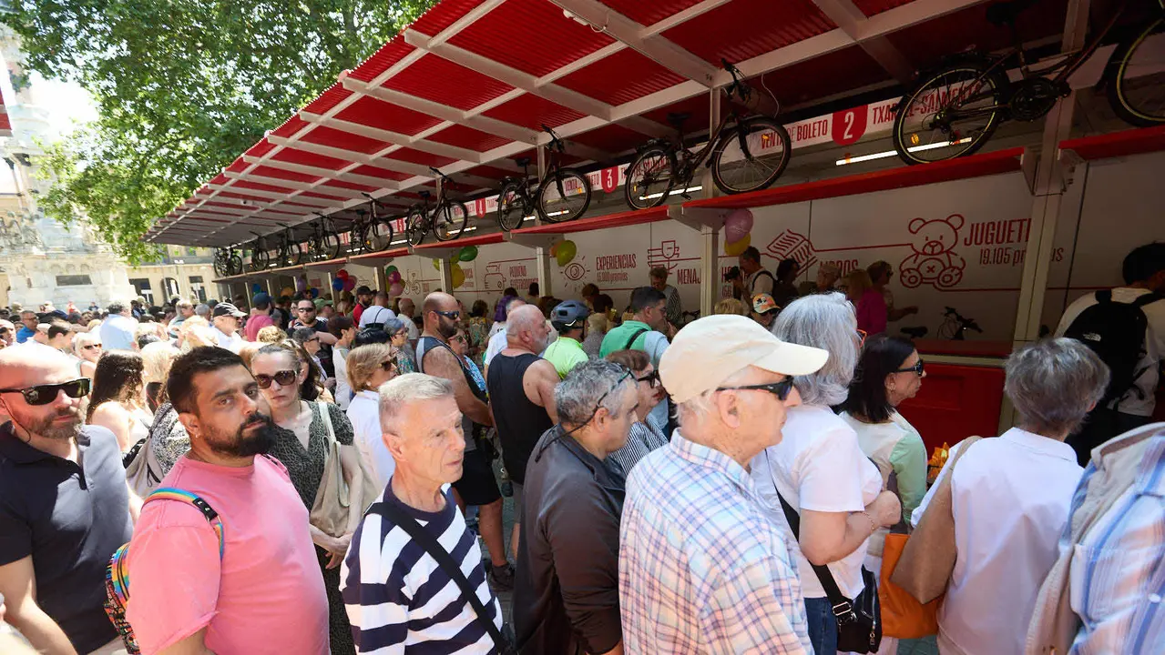 Inauguración de la Tómbola de Cáritas, en el paseo de Sarasate de Pamplona. IÑIGO ALZUGARAY